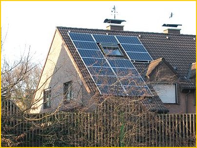 Haus mit Fotovoltaik-Anlage